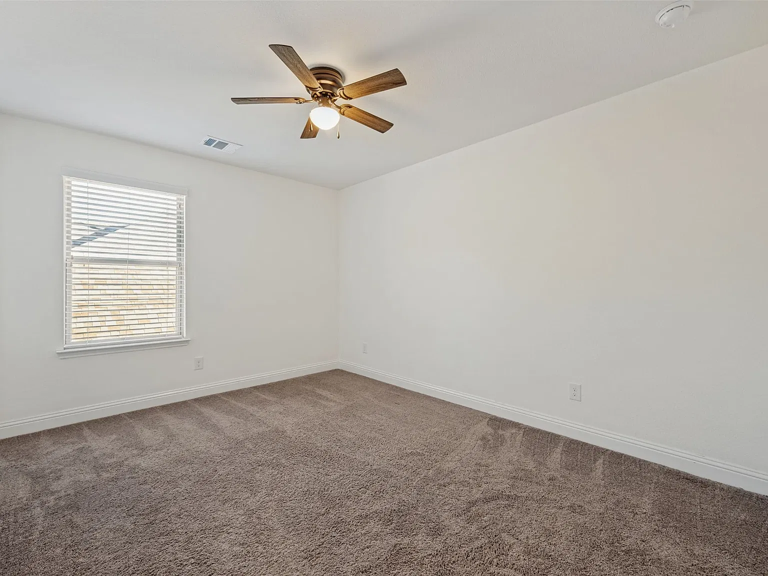 4 bed, 2.5 bath, 2586 sqft, $3,300 — Photo 4