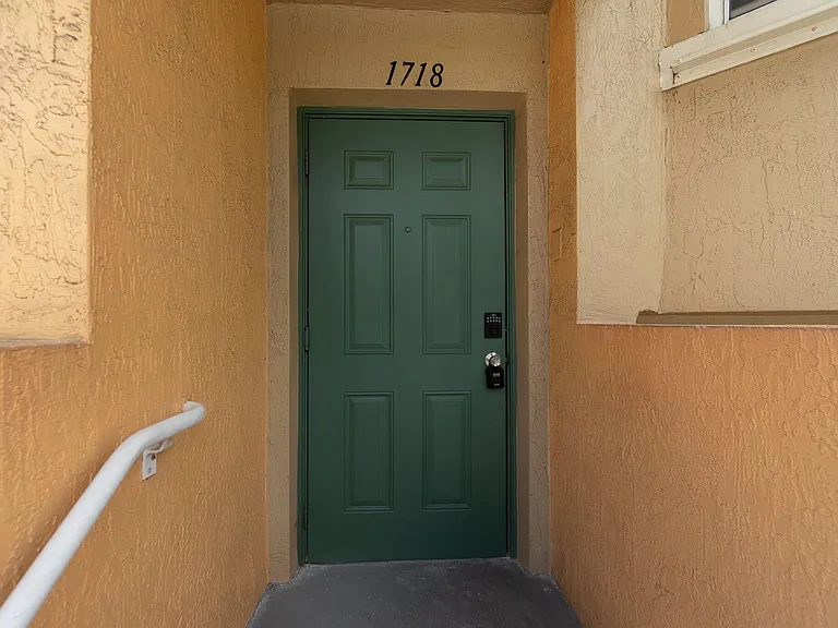 1718 NE 6th St — Photo 2