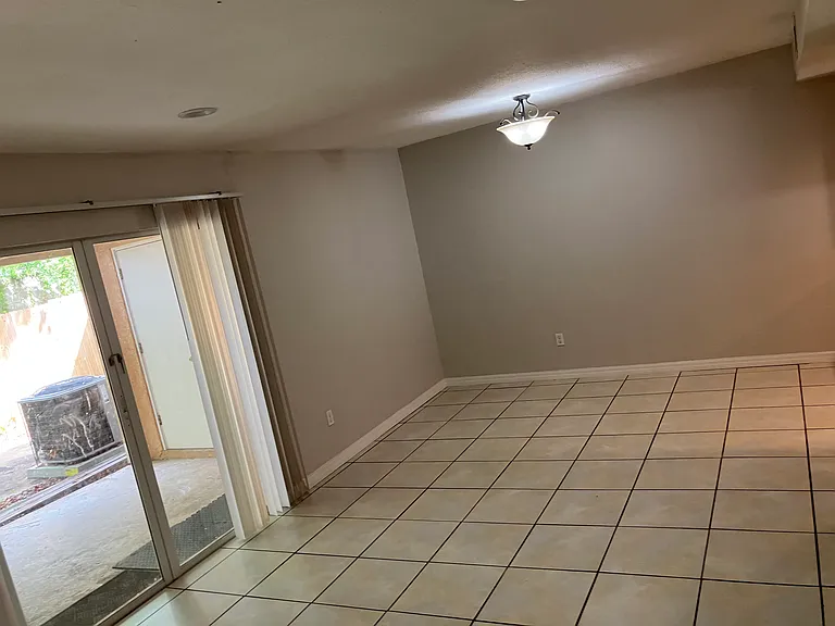 910 W Millard Ct — Photo 3