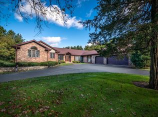 W338S9739 Red Brae Dr, Mukwonago, WI 53149