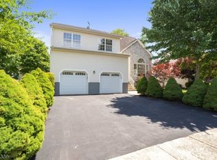 32 Greyhound Ct, Kendall Park, NJ 08824