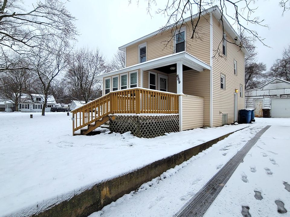 1st image of 689 Roosevelt Ave E