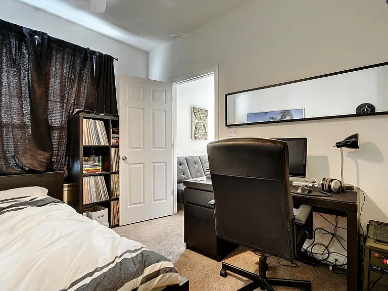 2500 Leon St #202 — Photo 9