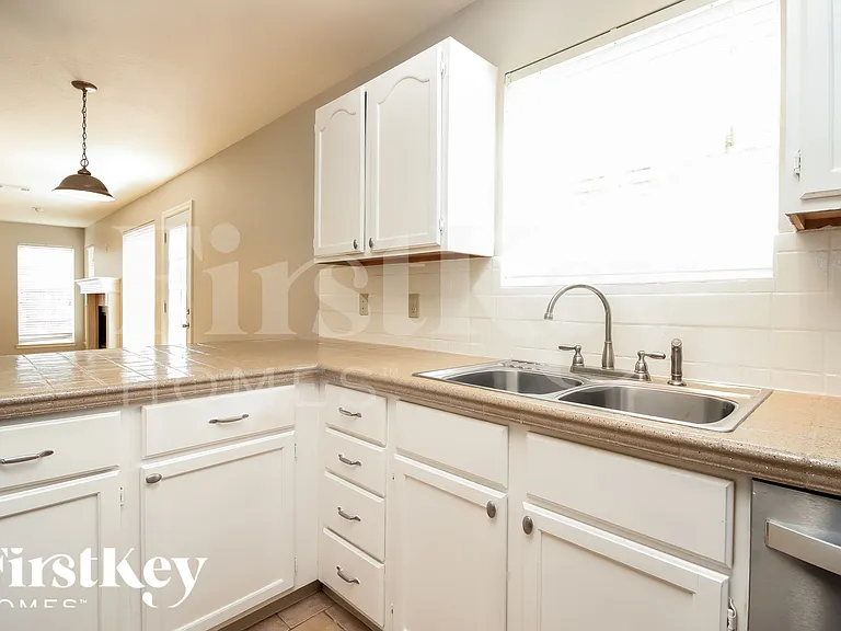 1039 Wentworth Dr — Photo 8