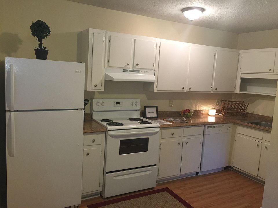 nice open spacious kitchen, dishwasher, garbage disposal, et