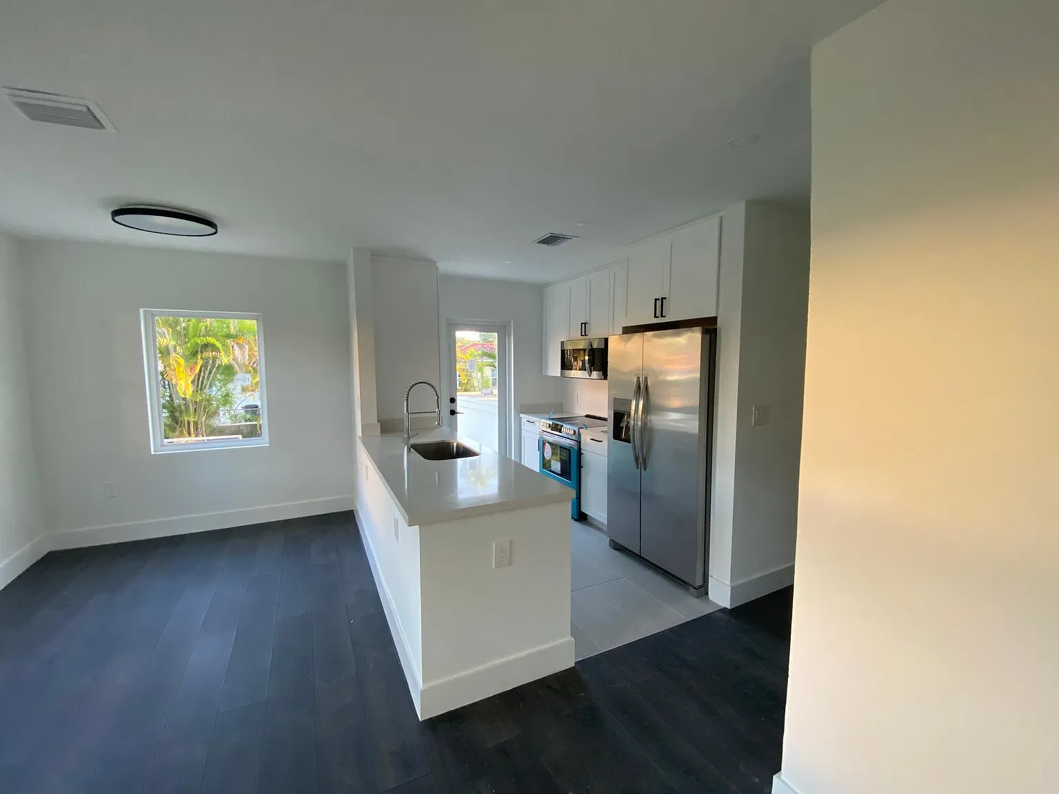 3 bed, 1107 sqft, $3,950 — Photo 4