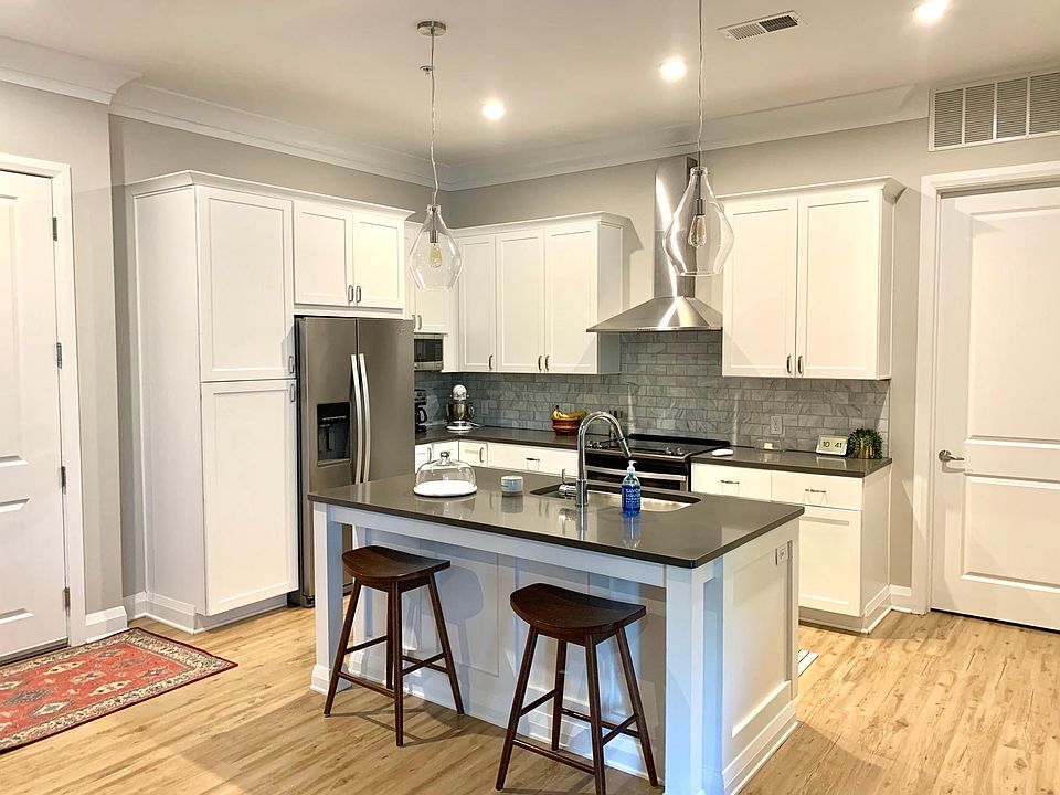 1st image of 1414 Broadview Ave #105
