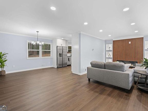 4th image of 3986 Phylis Pl