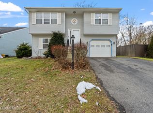 8 Weathercrest Dr, Scotia, NY 12302