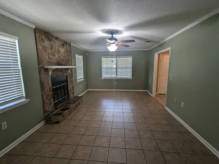 1410 Brittney Ln — Photo 6