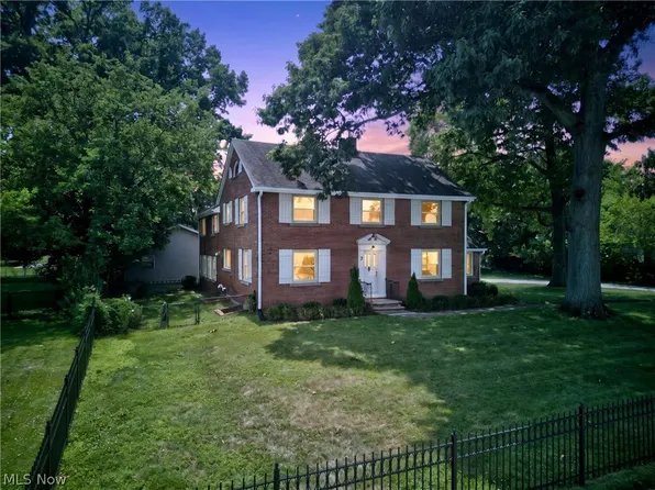 7 Coveland Dr, Avon Lake, OH 44012