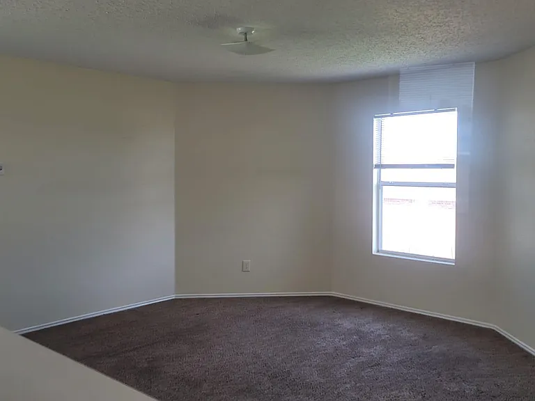 933 Medina Dr — Photo 6