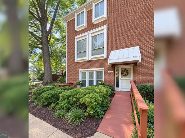 3674 Persimmon Cir, Fairfax, VA 22031