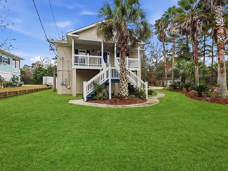 202 Penrose Dr — Photo 3