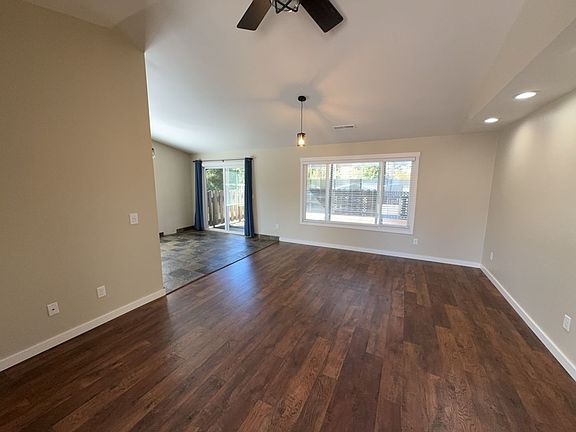 5th image of 1540 Sharon Ave