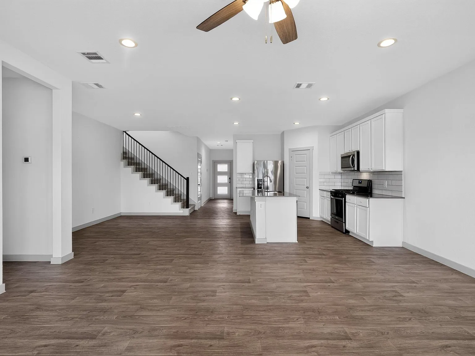 4 bed, 3.5 bath, 2355 sqft, $2,575 — Photo 2