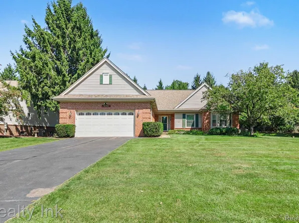 10745 Eagle Ravine Dr, Brighton, MI 48114