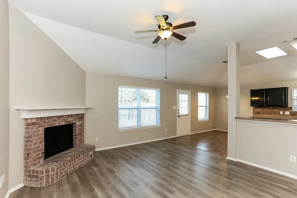 3 bed, 2.0 bath, 1796 sqft, $2,200 — Photo 3