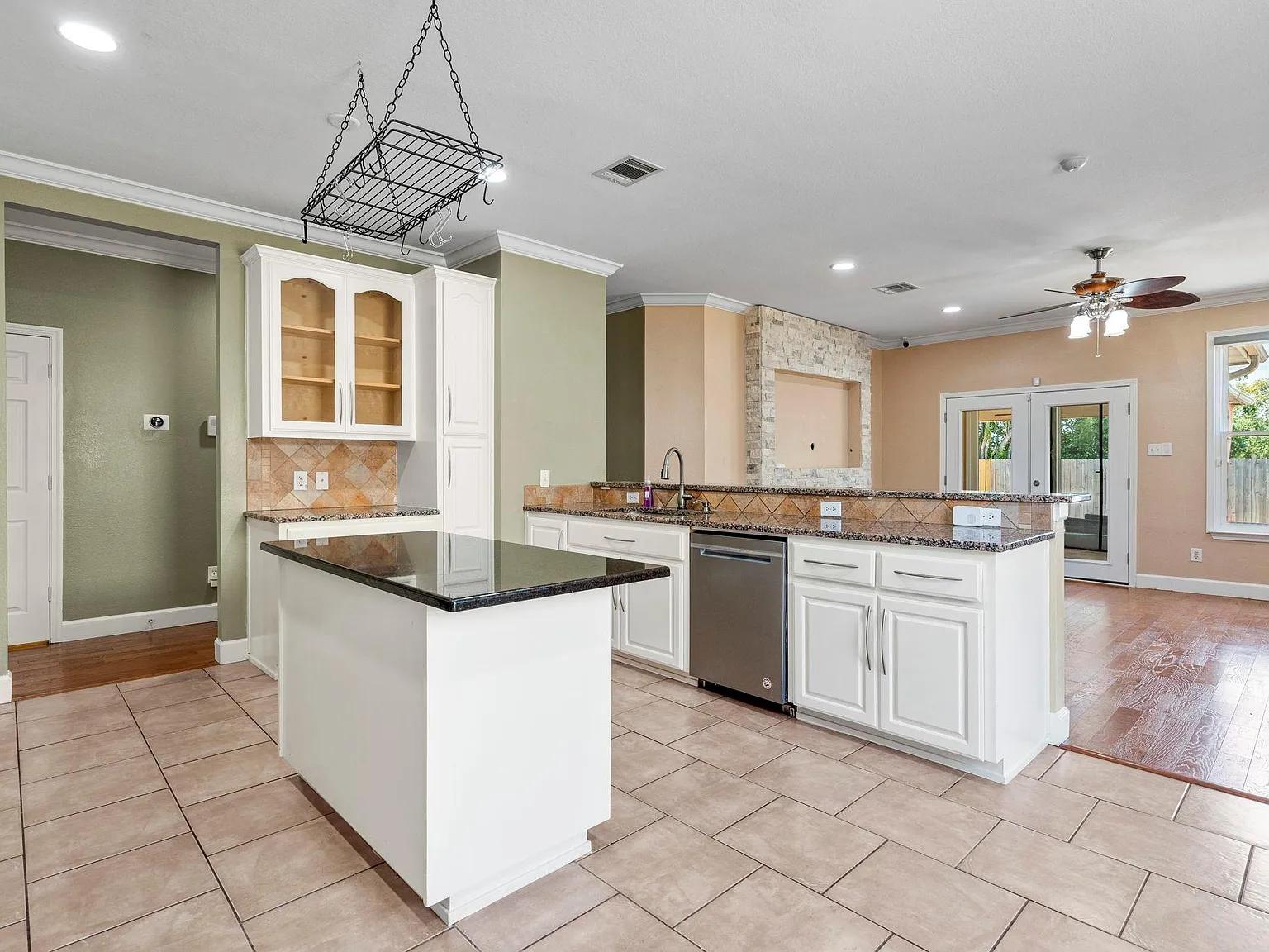 6 bed, 3.5 bath, 4037 sqft, $3,100 — Photo 4