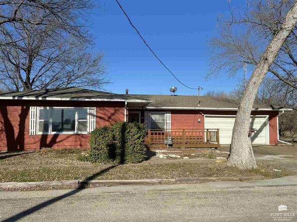 20 Pine St, Miltonvale, KS 67466