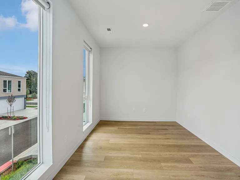 Ellis Apartments — Photo 37