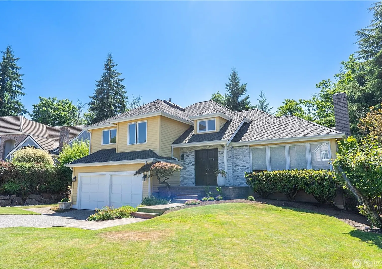 4Bd/2.5Ba Bellevue Home — Photo 2