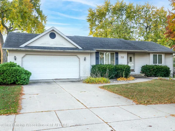 912 Candela Ln, Grand Ledge, MI 48837