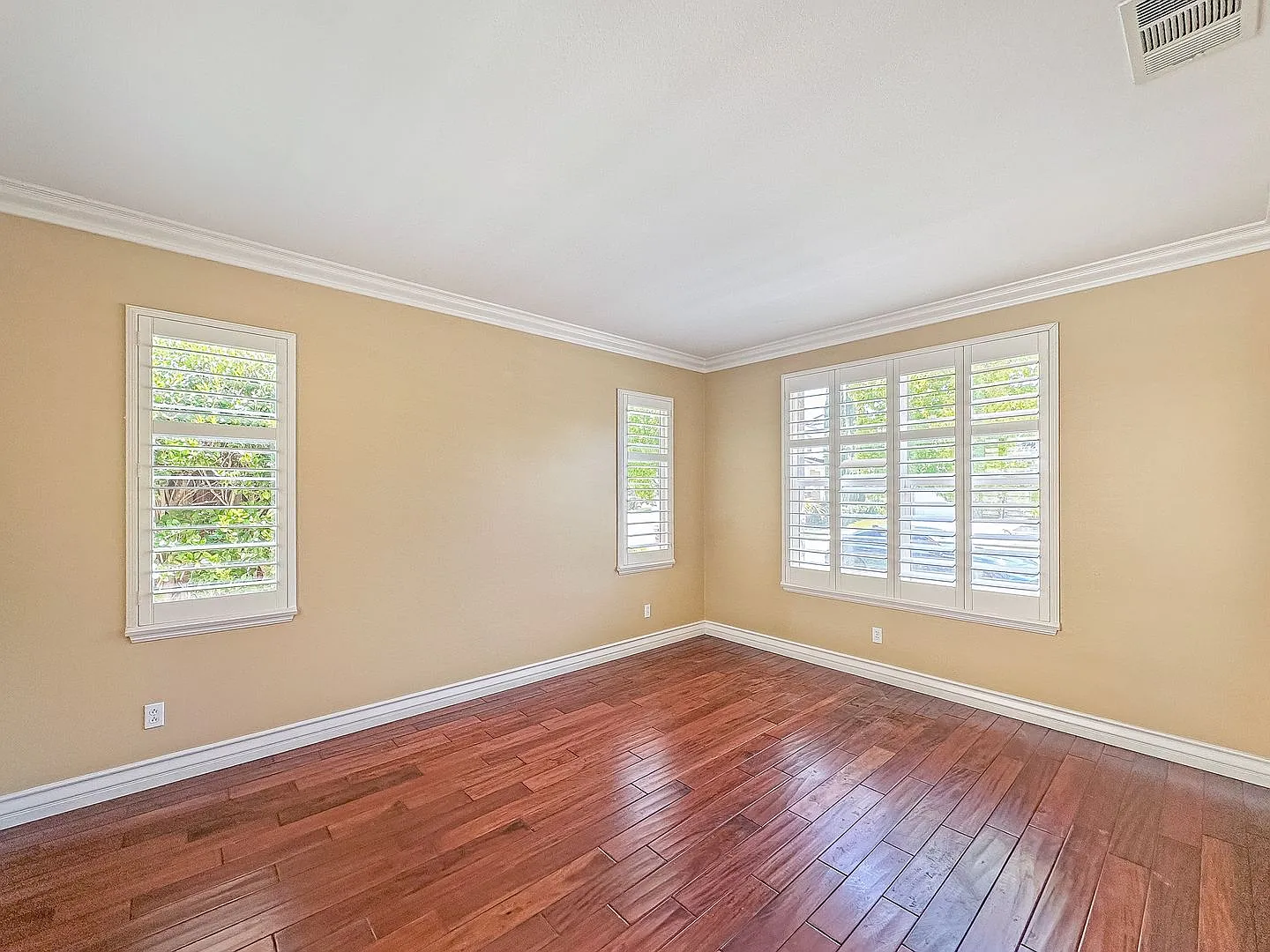 SD: Spacious 5B/4BA Home with Private Patio, Backyard & Soaking Tub — Photo 2