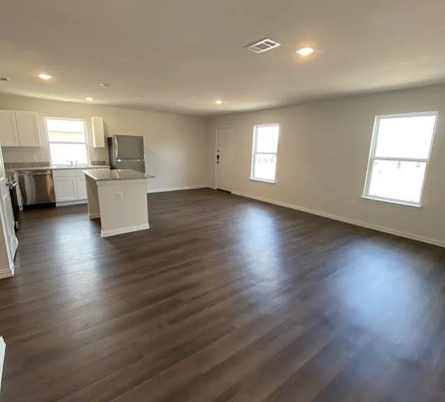 413 E Hull St — Photo 3