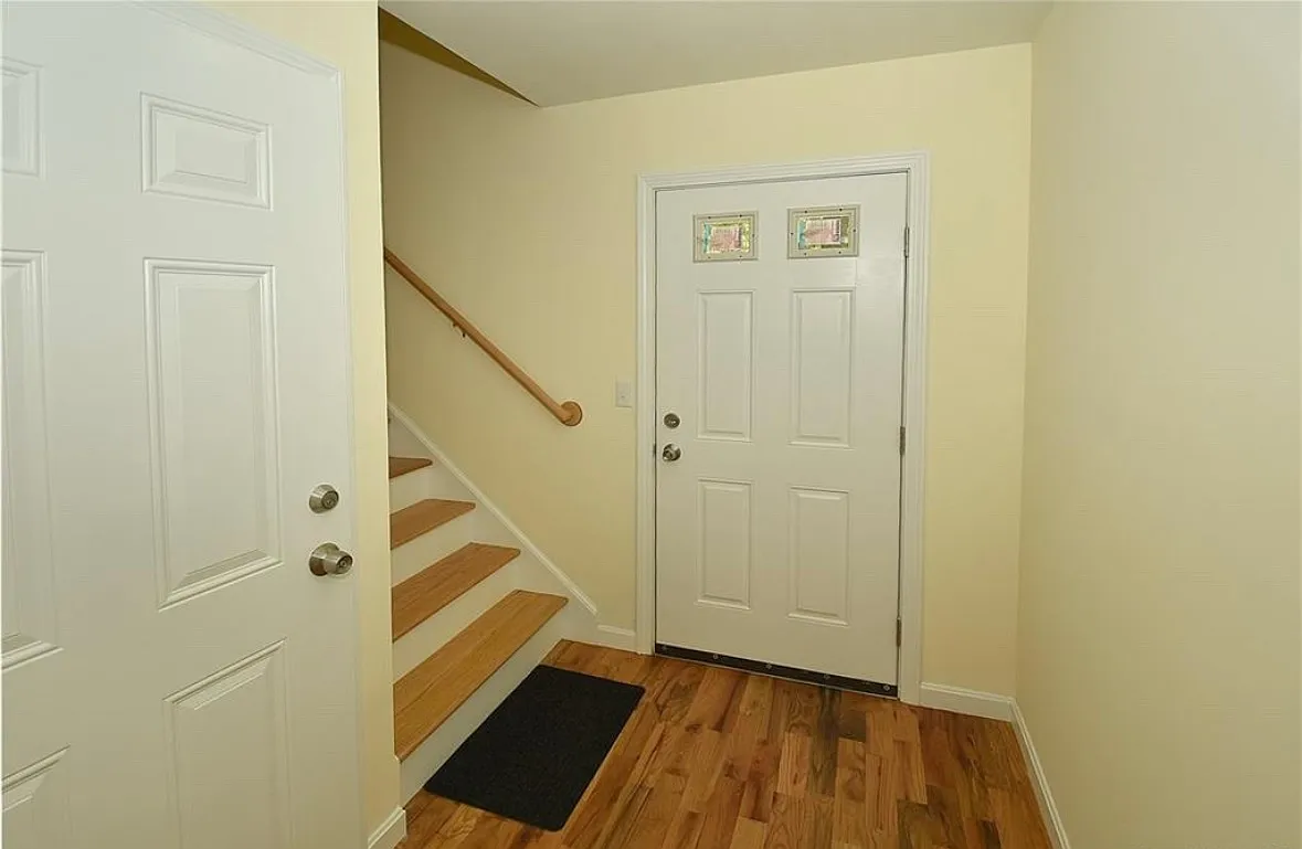 3 bed, 1600 sqft, $2,400 — Photo 2