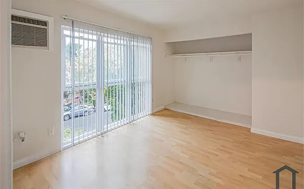 1327 N Laurel Ave #11 — Photo 7