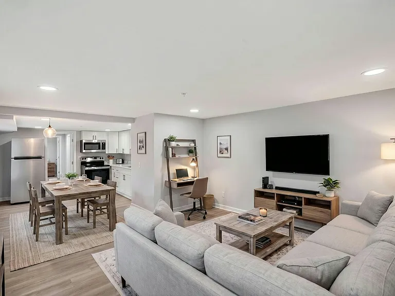 428 S Governors Ave #B — Photo 9