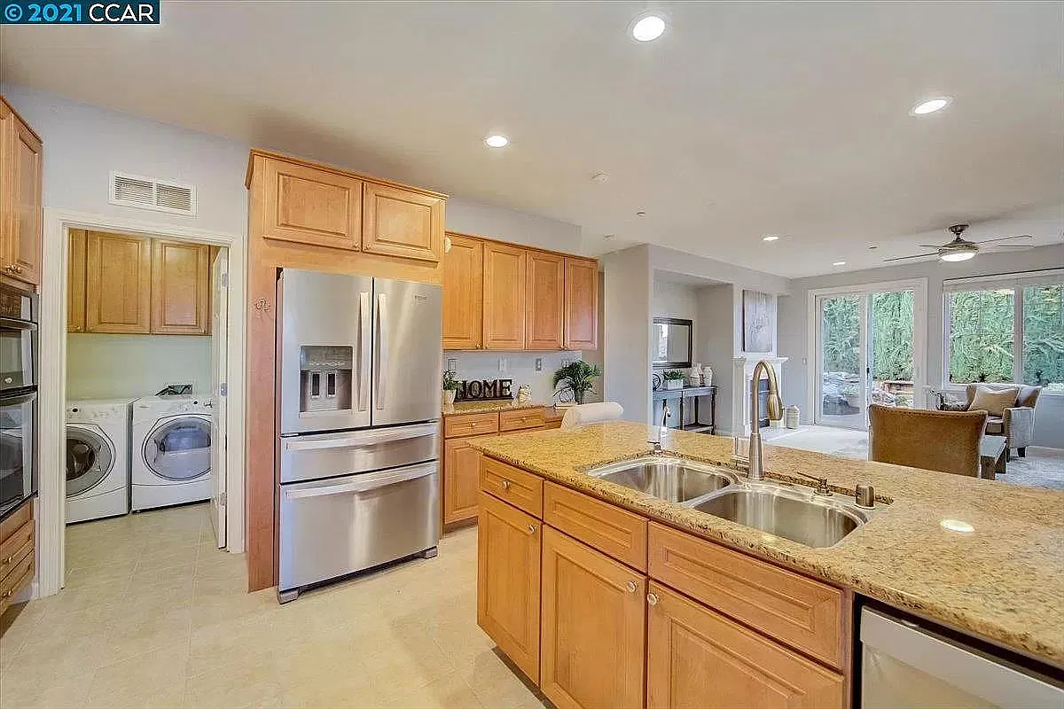 4 bed, 2323 sqft, $3,590 — Photo 4