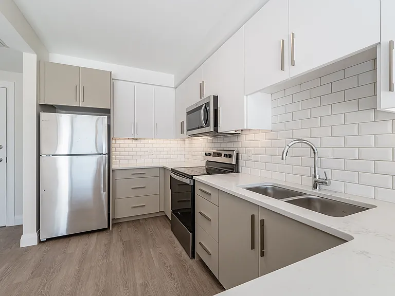 460 Columbia St W — Photo 39