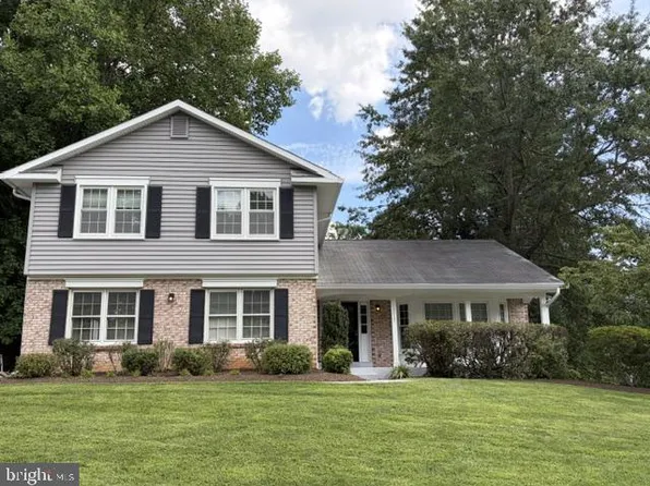 10027 Glenoak Ct, Vienna, VA 22181