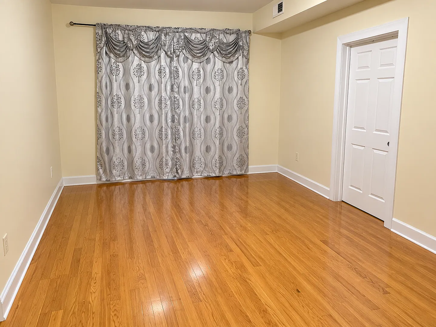 3 bed, 1.0 bath, 800 sqft, $2,150 — Photo 2