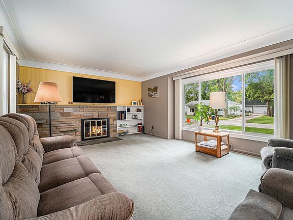 4th image of 20490 Louise St