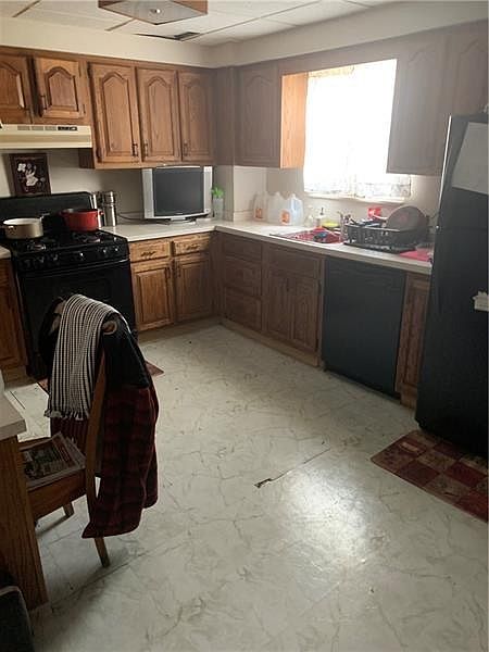2nd image of 552 Howard St