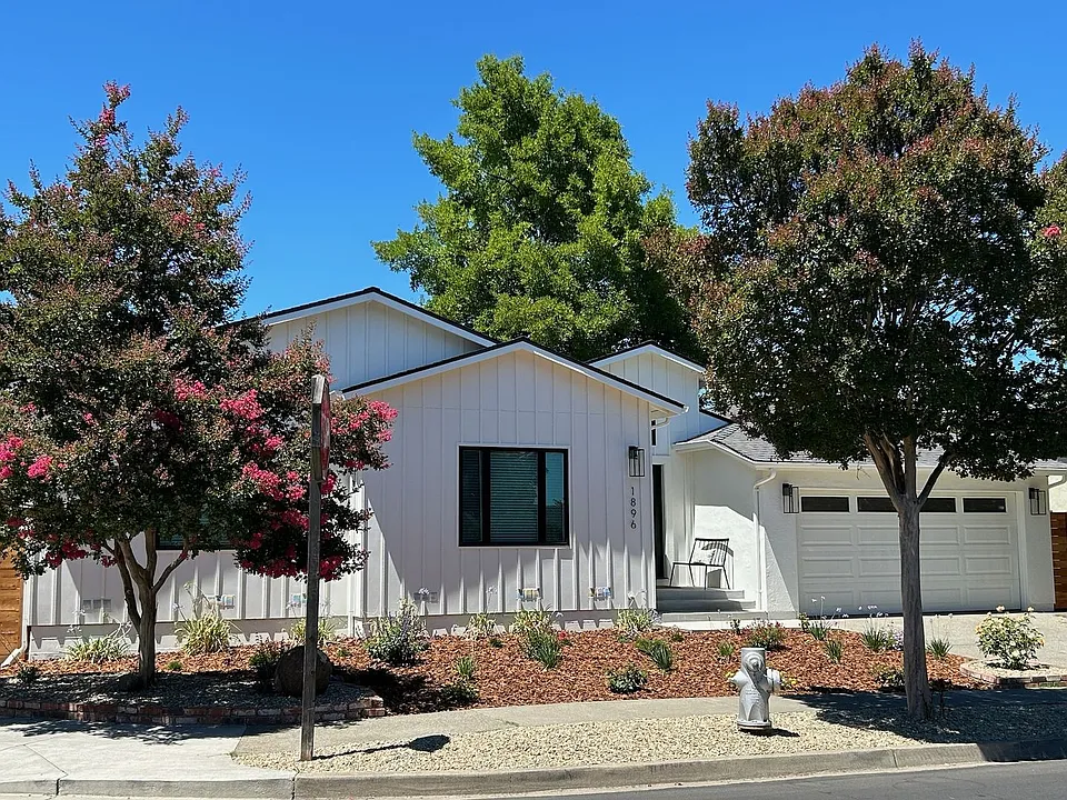 1896 Larkspur St