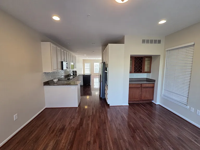 526 Graten St — Photo 9