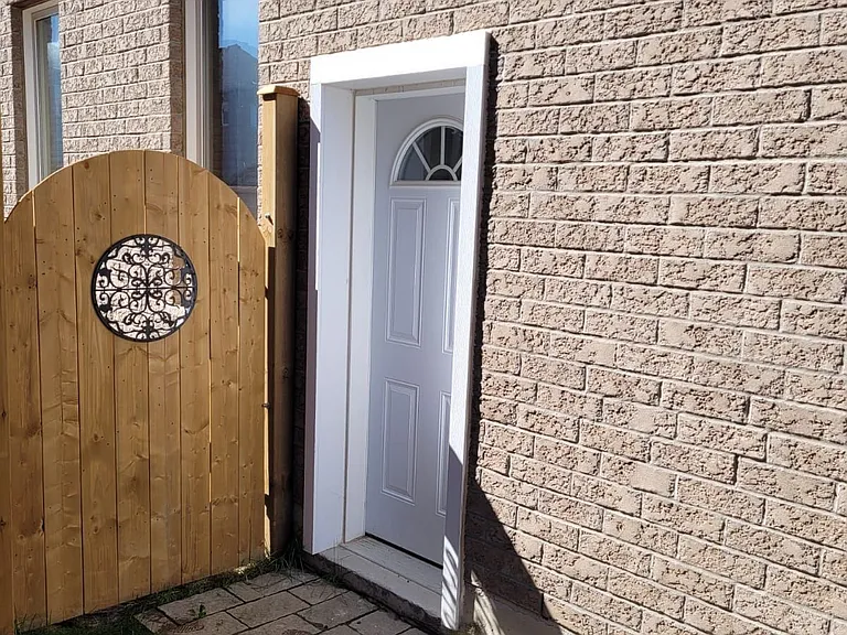 110 Thatcher Cres — Photo 2