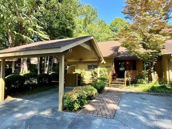 1105 Red Oak Dr, Hendersonville, NC 28791