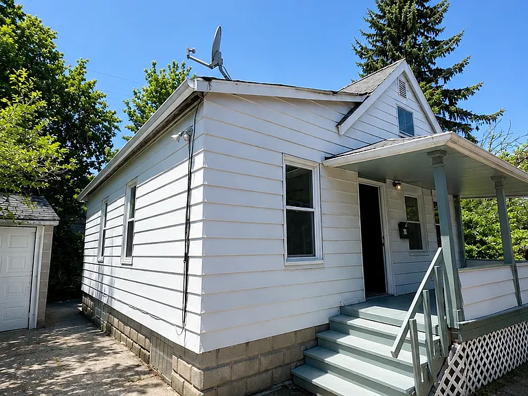 2 bed, 1.0 bath, $1,300 — Photo 1