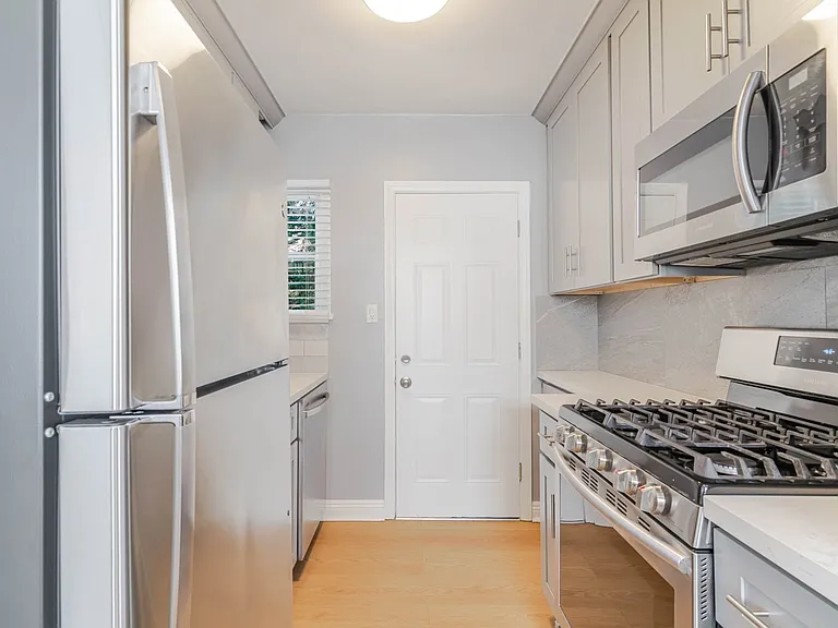1049 Western Ave #B — Photo 9