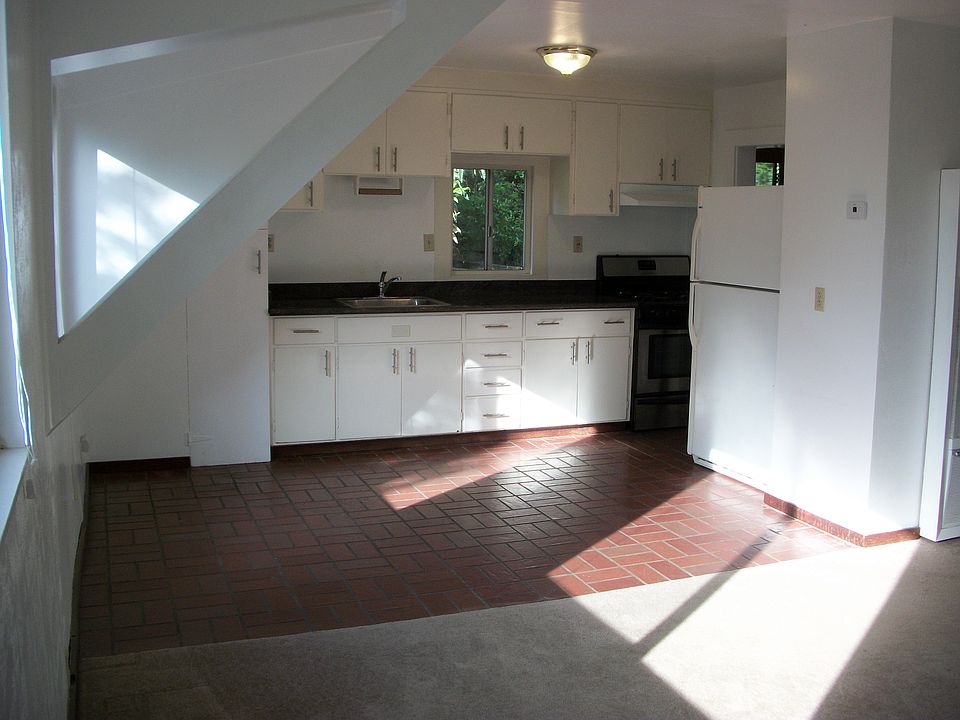 Kitchen w/Granite Counter