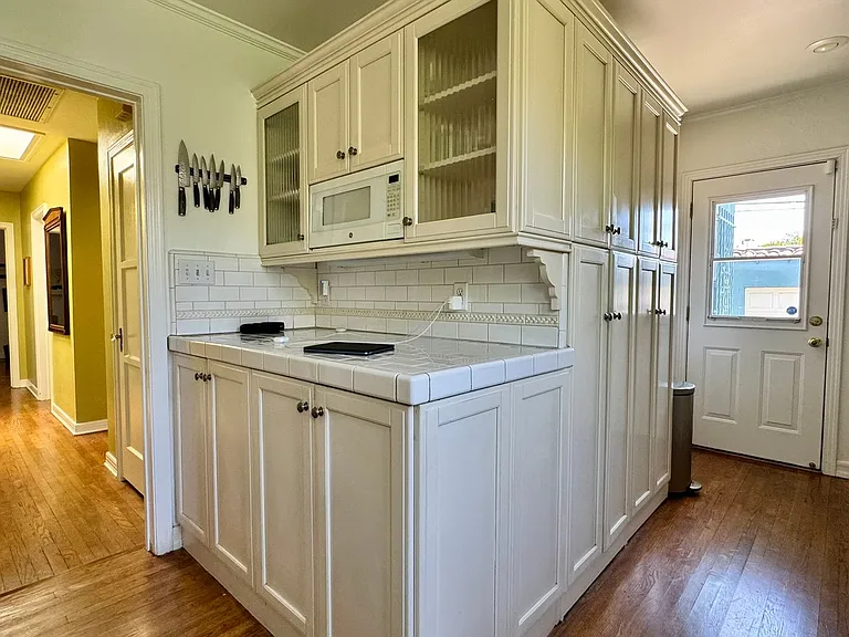 1518 S Genesee Ave — Photo 16