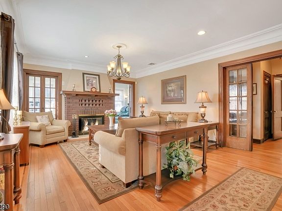 3rd image of 10 Lynn Ct