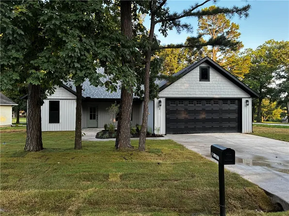 2 Hillcrest Dr, Holiday Island, AR 72631