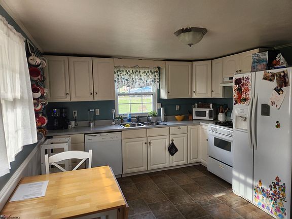 3rd image of 173 Walnut St