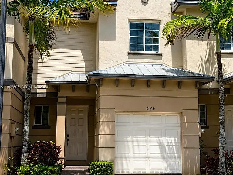 969 Abaco Ln — Photo 1